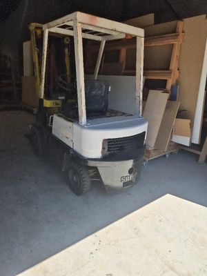 une photo d'un chariot élévateur garé dans un garage