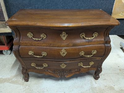 une commode en bois posée sur une table