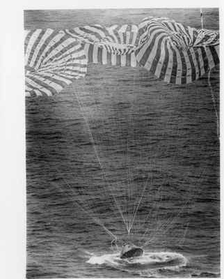photographie en noir et blanc d'une personne faisant du parachute ascensionnel au-dessus de l'océan