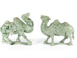 paire de figurines de chameaux vernissées en vert, munies de selles