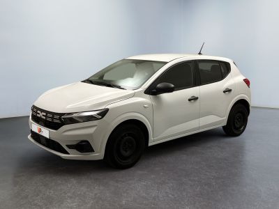 La voiture blanche est garée dans une pièce au sol gris.