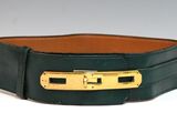 ceinture en cuir vert avec boucle dorée sur fond blanc