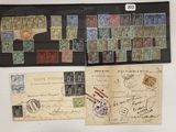 Il y a de nombreux types de timbres différents sur cette feuille de papier.