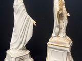 deux figurines représentant Jésus et une femme, posées sur un socle