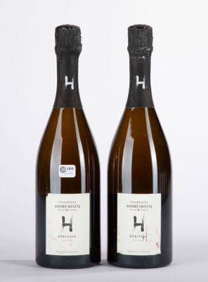 deux bouteilles de vin posées l'une à côté de l'autre sur une table