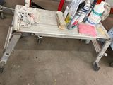 une photo d'un établi sur lequel sont posés des outils