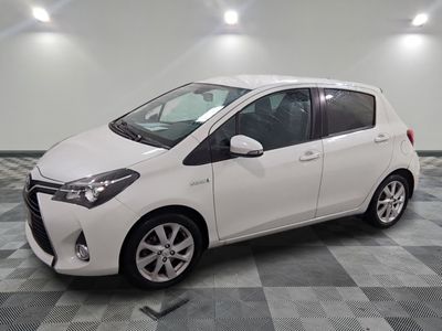 une photo d'une toyota yaris blanche garée sur un sol en damier