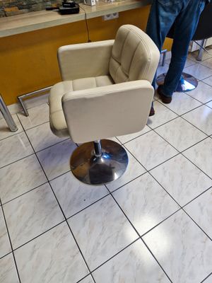 Deux fauteuils de coiffeur réglables en métal et simili cuir…