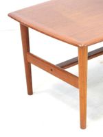 TABLE BASSE en teck, piétement à entretoise. (photo 3)