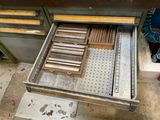 un tiroir rempli d'objets en bois dans une cuisine