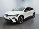 Une voiture blanche est garée dans une grande pièce équipée d'un ventilateur de plafond.