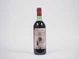 une bouteille de vin rouge posée sur une table blanche