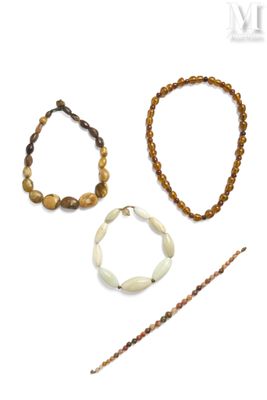 trois bijoux, dont un bracelet en perles, un collier et un bâtonnet orné de perles