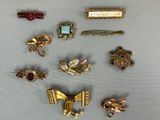 de nombreux types de broches et d'épingles disposés sur une table