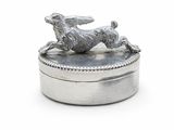 une boîte en argent sur laquelle est représenté un chien