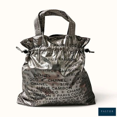 un sac argenté recouvert d'inscriptions sur fond blanc