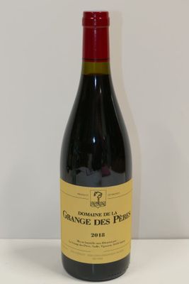 la bouteille de vin rouge est posée sur la table
