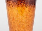 un vase en verre posé sur une table