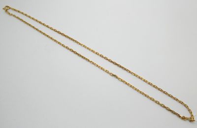 un collier à chaîne en or orné d'un petit diamant