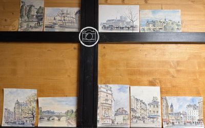 la photo d'une photo d'une ville posée sur un rebord de fenêtre
