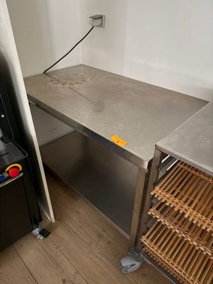 une photo d'une cuisine avec une cuisinière et un plan de travail