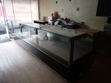 un comptoir en verre au milieu d'une pièce