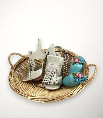 un panier contenant une paire de chaussures de bébé et une paire de chaussures de bébé