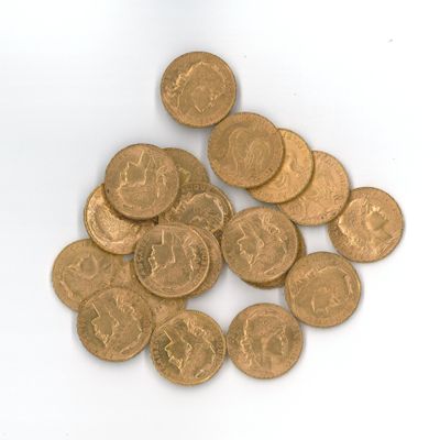 une pile de pièces d'or posée sur une surface blanche