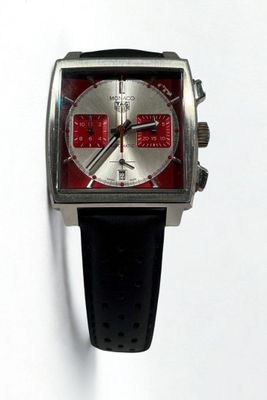 gros plan d'une montre sur une surface blanche