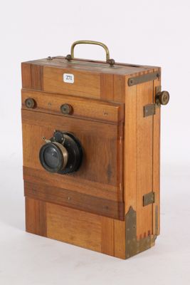 une boîte en bois sur laquelle est posée une caméra