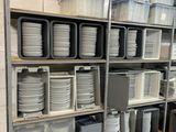 beaucoup d'assiettes et de casseroles empilées sur une étagère