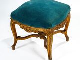 une image représentant un petit tabouret sur lequel est posé un coussin bleu