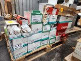 de nombreuses caisses de denrées alimentaires sur une palette dans un entrepôt