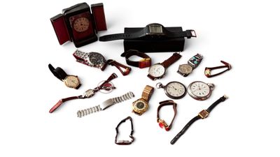 un grand nombre de montres posées sur une table