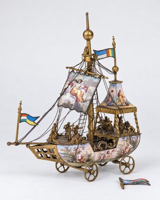 une photo d'une maquette de bateau posée sur une table