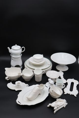 Lot de porcelaine blanche : tisanière, un compotier W GUERIN, sau...