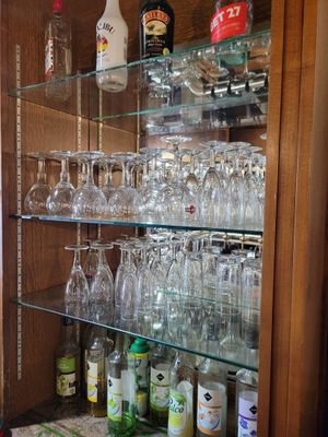 une vitrine contenant de nombreux verres à vin