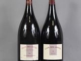 deux bouteilles de vin rouge posées sur une table