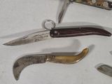 many different types of knives on the table