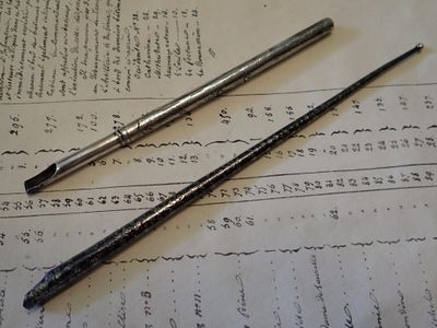 deux crayons posés sur une feuille de papier