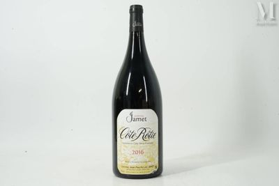 une bouteille de vin posée sur une table