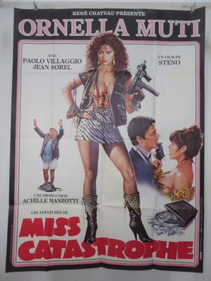 une vieille affiche de cinéma représentant une femme, un pistolet à la main