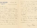 un vieux livre sur lequel est posée une lettre manuscrite, posé sur une table