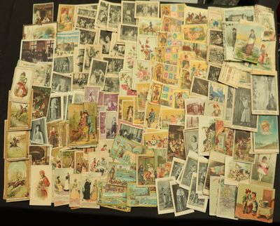 une pile de vieilles cartes postales sur une table