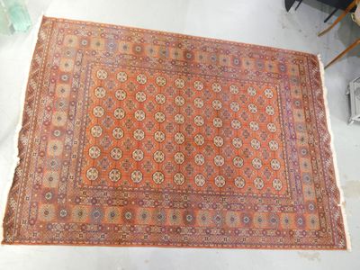 un vieux tapis est posé sur le sol d'une pièce