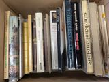 une boîte pleine de livres posée sur une table