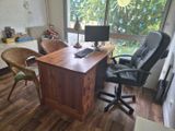 un bureau avec une chaise et un ordinateur dessus
