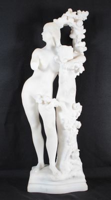statue d'une femme tenant un panier de fleurs sur fond noir