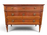 une commode ancienne dotée de poignées en laiton sur chaque tiroir