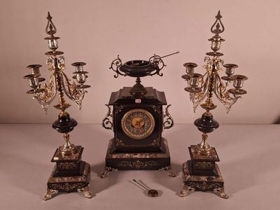 trois types différents d'horloges anciennes posées sur une table